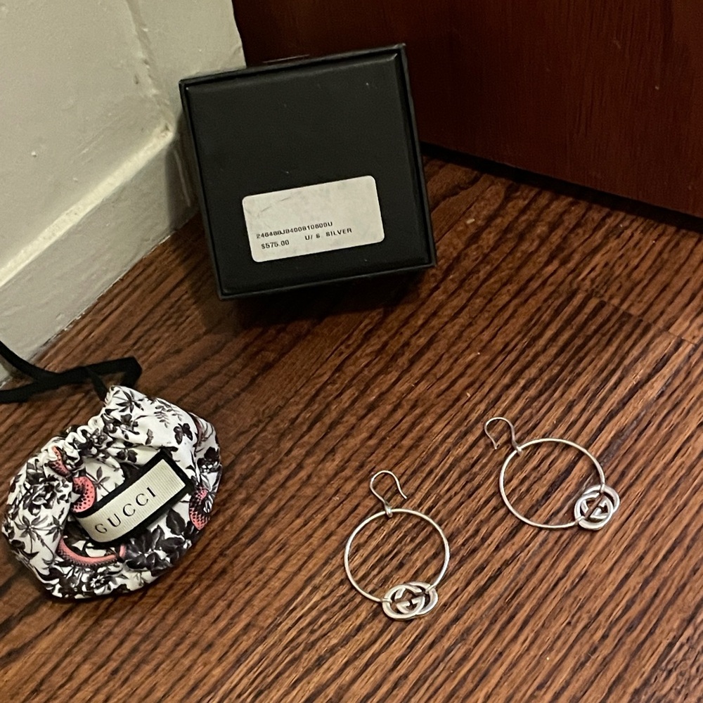 Gucci Silver Hoop Earrings with Iconic Motif - Picture 3 of 6